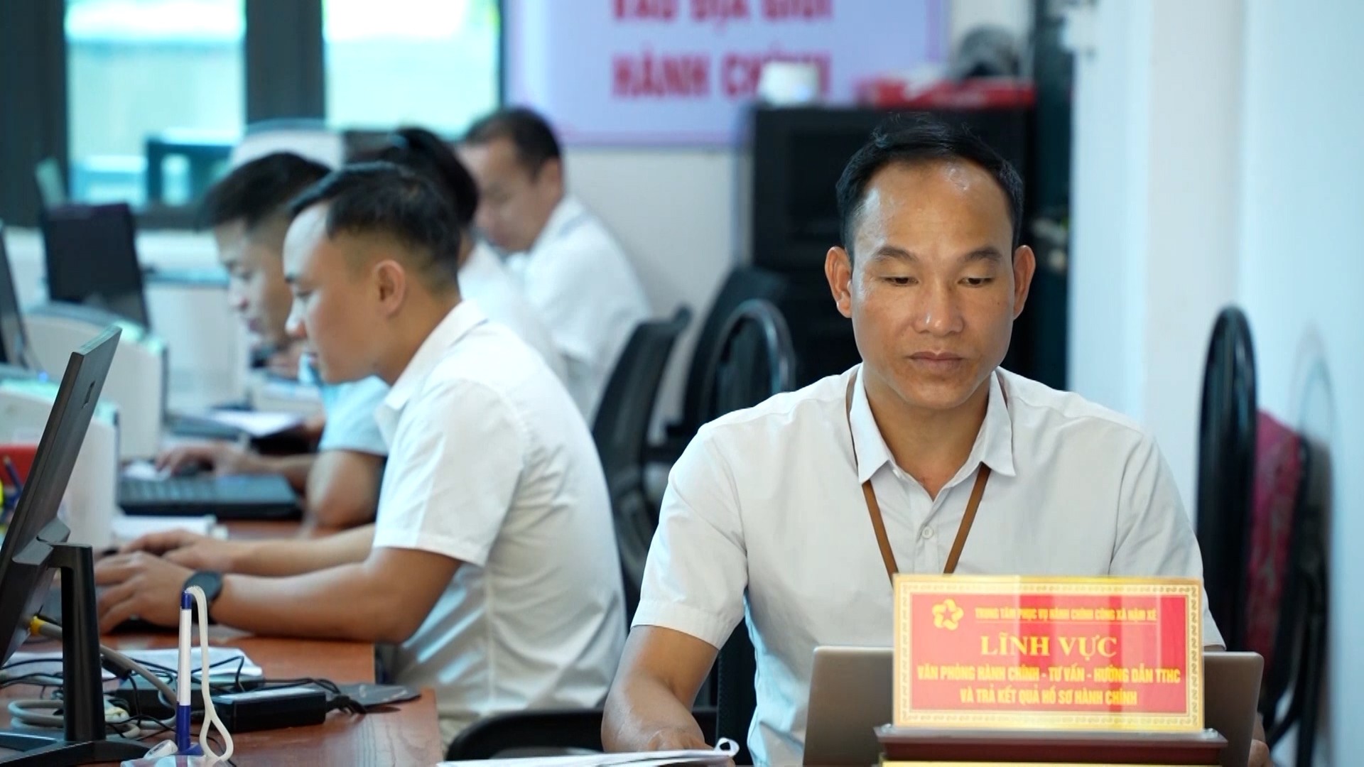 Cán bộ làm việc tại Trung tâm Phục vụ hành chính công xã Nậm Xé. 19.jpg