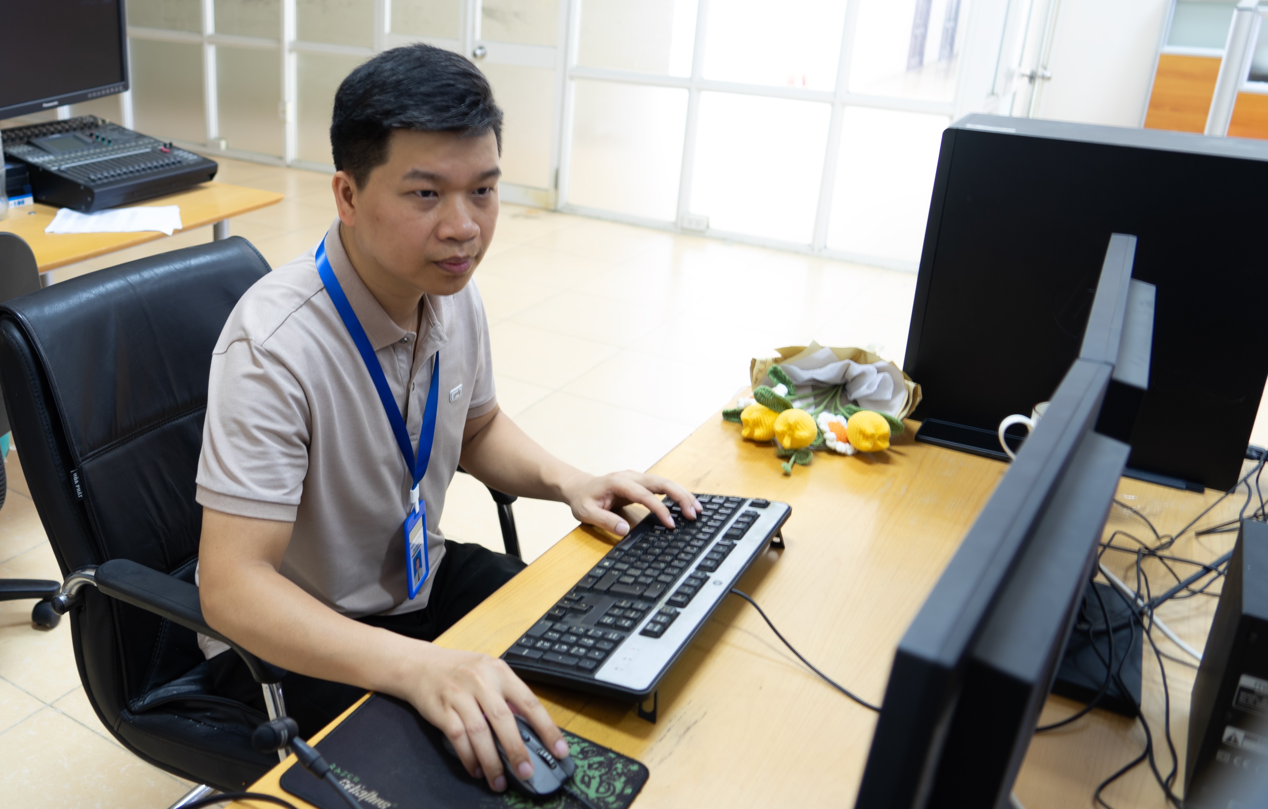 លោក Phan Van Hiep អ្នកបកប្រែកាសែត Lao Cai គឺជាមនុស្សម្នាក់ក្នុងចំណោមអ្នកដែលកំពុងសម្របខ្លួនយ៉ាងសកម្មទៅនឹងតម្រូវការផ្លាស់ប្តូរនៃសារព័ត៌មាននៅក្នុងបរិយាកាសឌីជីថល។ dsc9486.jpg