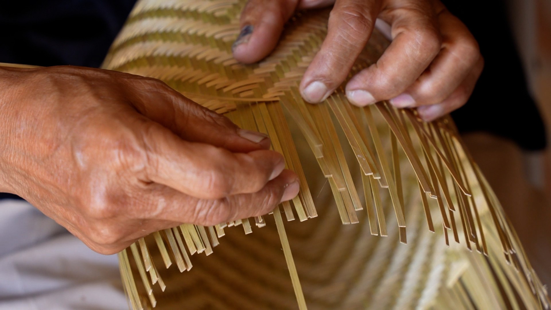 Sản phẩm từ nghề đan truyền thống đều trải qua nhiều công đoạn thủ công: chẻ nan, sử dụng kỹ thuật đan, định hình sản phẩm và hoàn thiện. 28.jpg