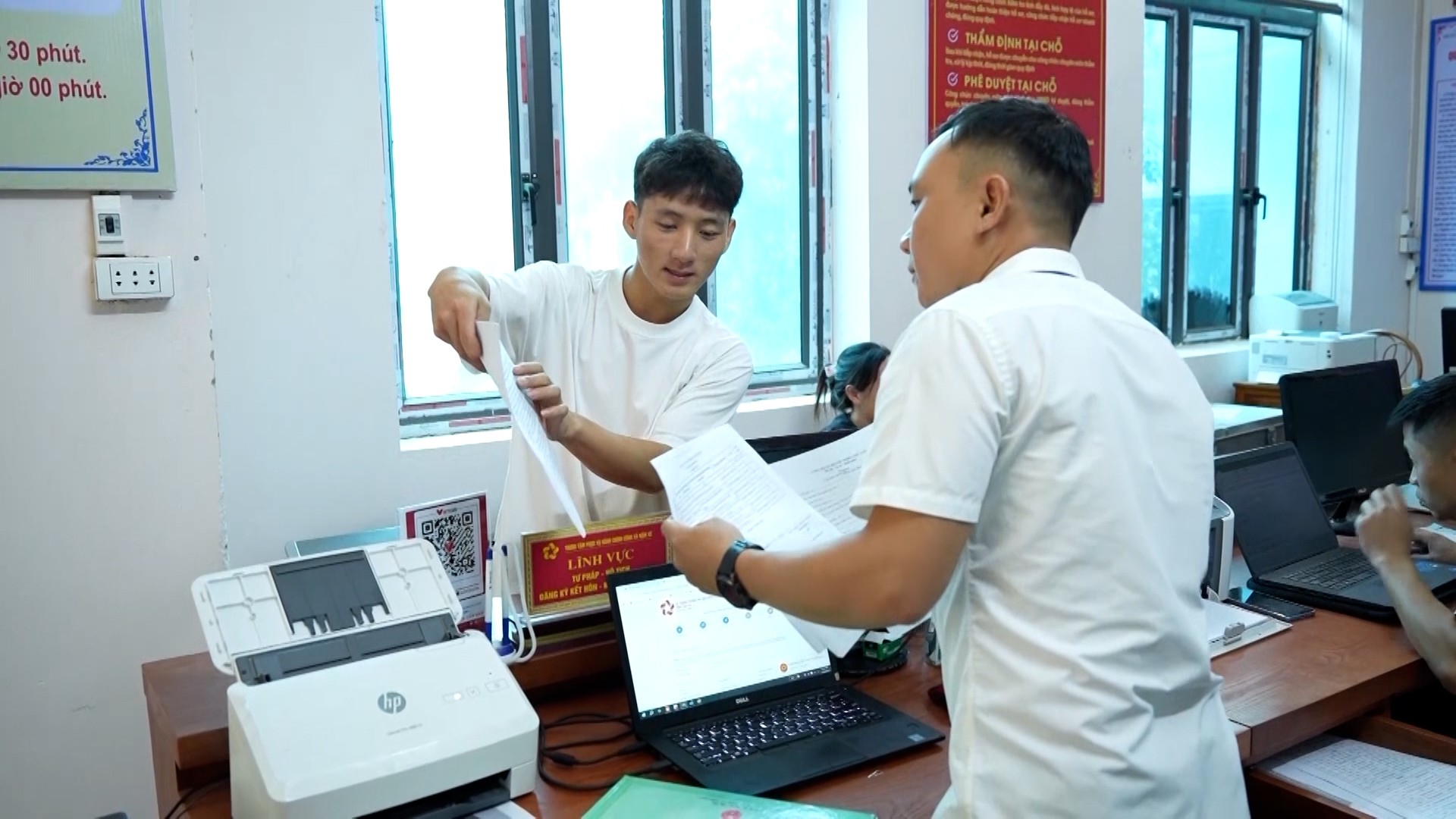 Người dân được hướng dẫn tận tình tại Trung tâm Phục vụ hành chính công xã Nậm Xé. 14.jpg
