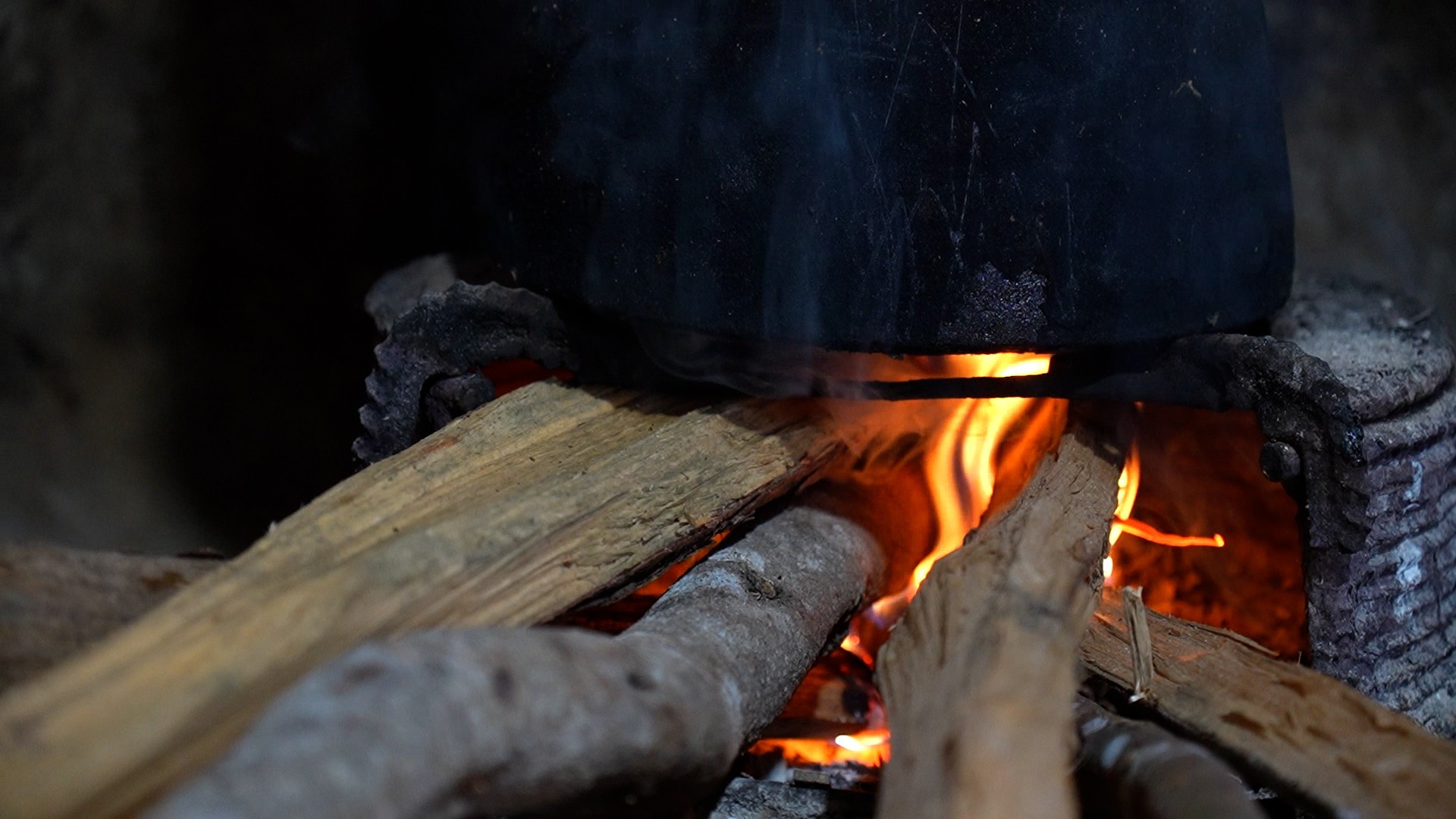 By the fire of the people in Ban Thai. 1.jpg