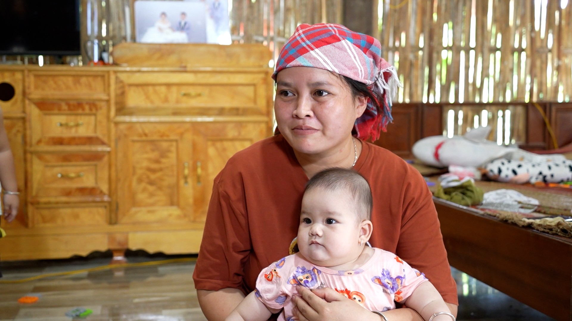 Chị Hoàng Thị Tươi và con ở thôn Bể 1, xã Chiềng Ken. 1.jpg