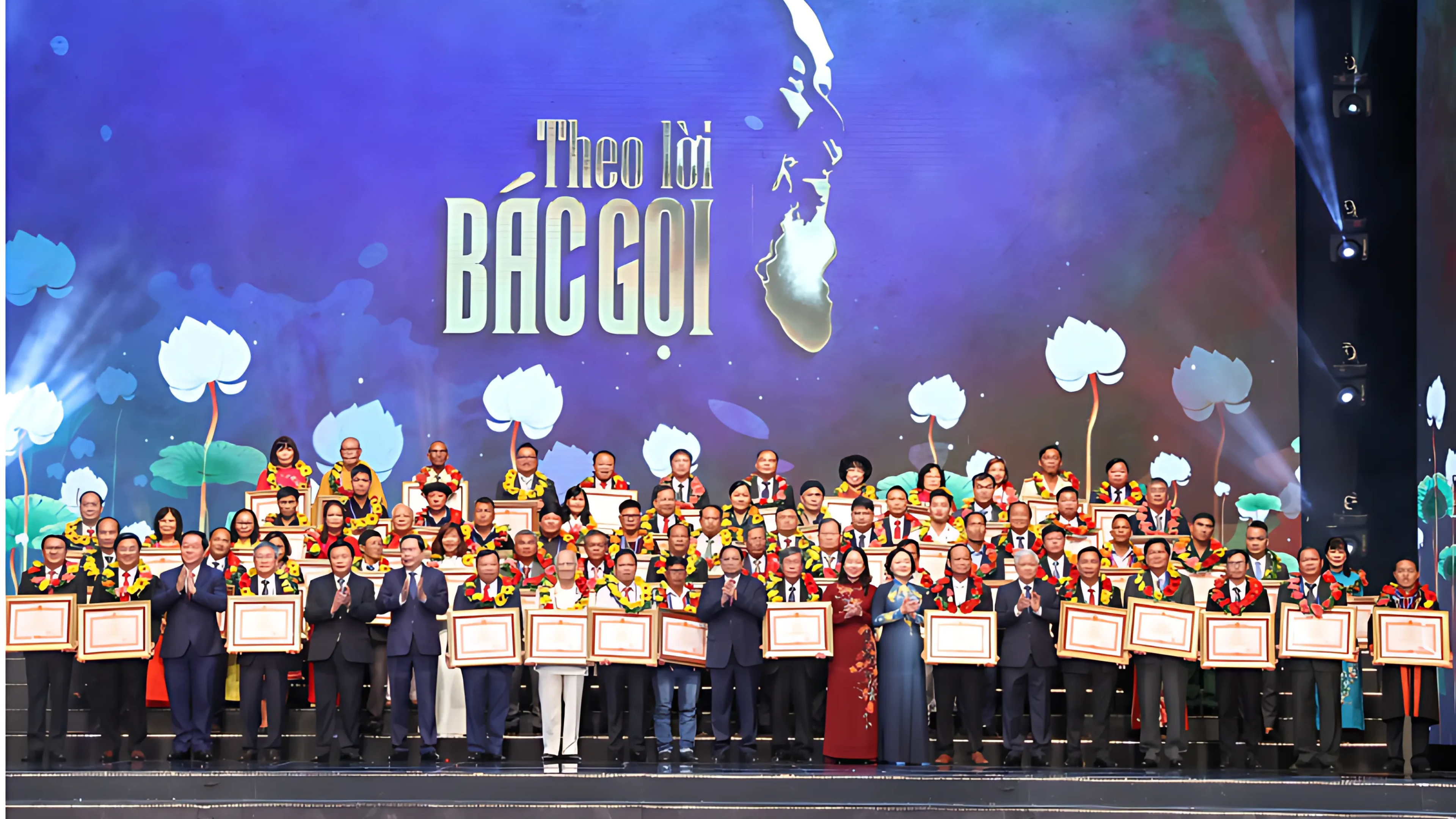 Ông Tẩn Vần Siệu nhận Bằng khen của Thủ tướng Chính phủ cho gương điển hình tiên tiến tiêu biểu. untitled-design-2.png