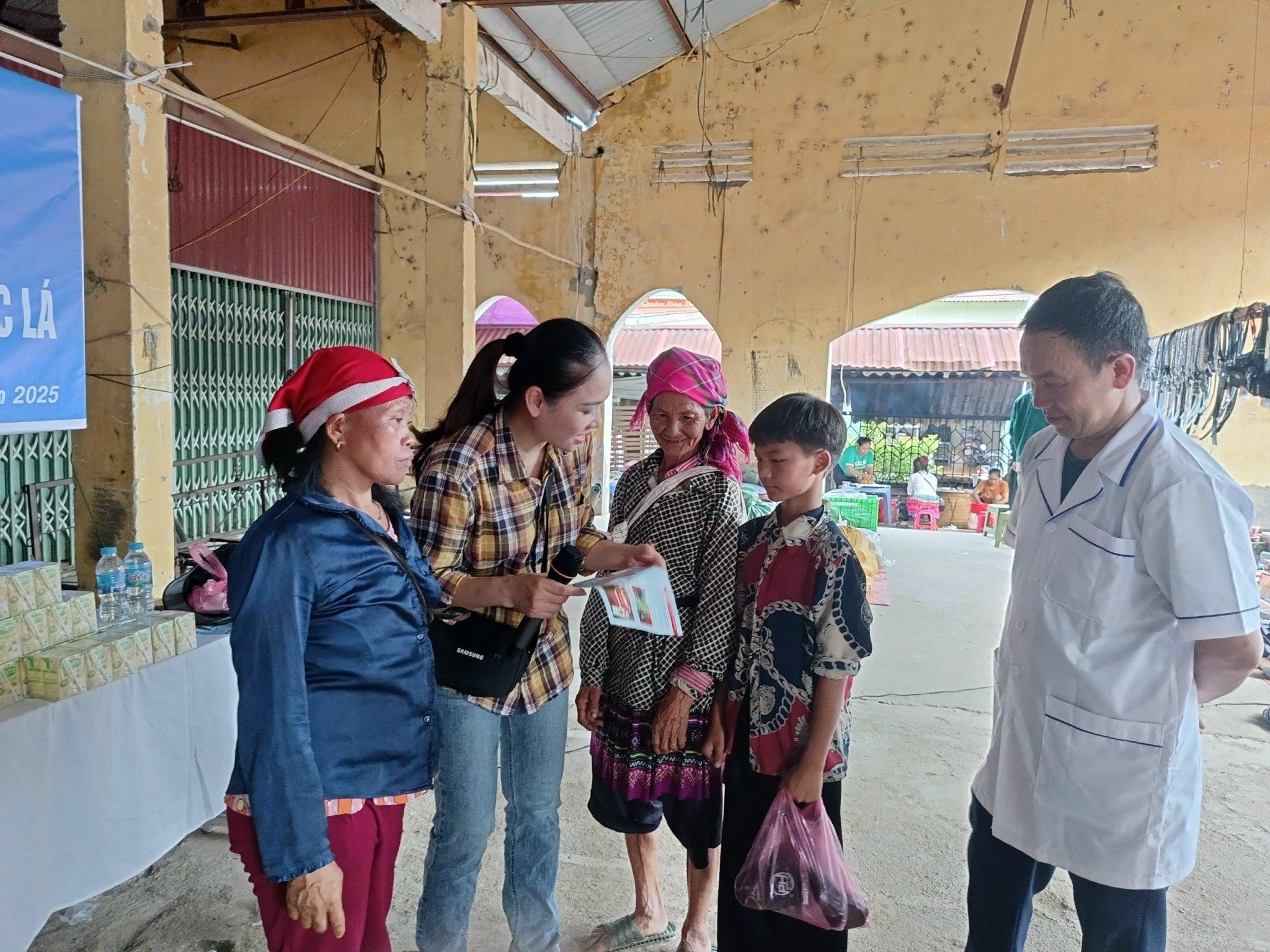Trung tâm Kiểm soát bệnh tật tỉnh Lào Cai tổ chức truyền thông trực tiếp về phòng, chống tác hại của thuốc lá tại các phiên chợ vùng cao. z6853109172682-907219de81fcbbf7be0a98d7fc329126.jpg
