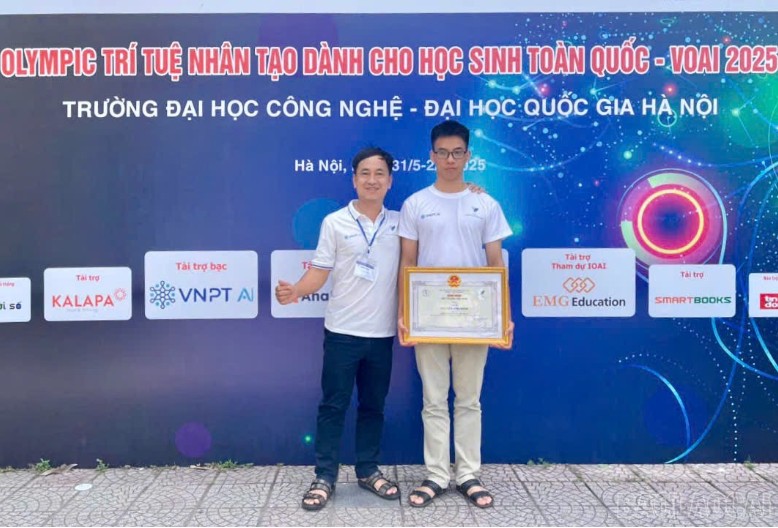 Nguyen Anh Minh និងលោកគ្រូ Mai Hong Kien ជាគ្រូបង្រៀនបណ្តុះបណ្តាលសិស្សពូកែផ្នែកព័ត៌មានវិទ្យានៅវិទ្យាល័យ Lao Cai សម្រាប់អំណោយ។ anh-minh-3.png