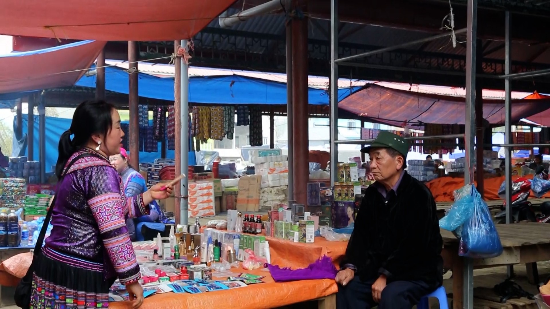 Mr. Giang A Thong sells jew's harps at the market. ban.jpg