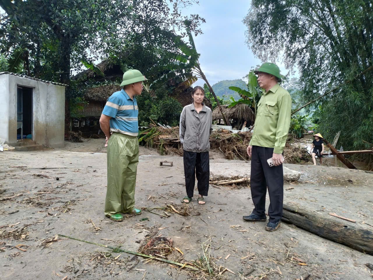 Bí thư Đảng ủy xã Văn Bàn Nguyễn Anh Chuyên trực tiếp xuống cơ sở, chỉ đạo, động viên và phối hợp lực lượng tại chỗ hỗ trợ bà con. 8c0dd8bff94b73152a5a.jpg