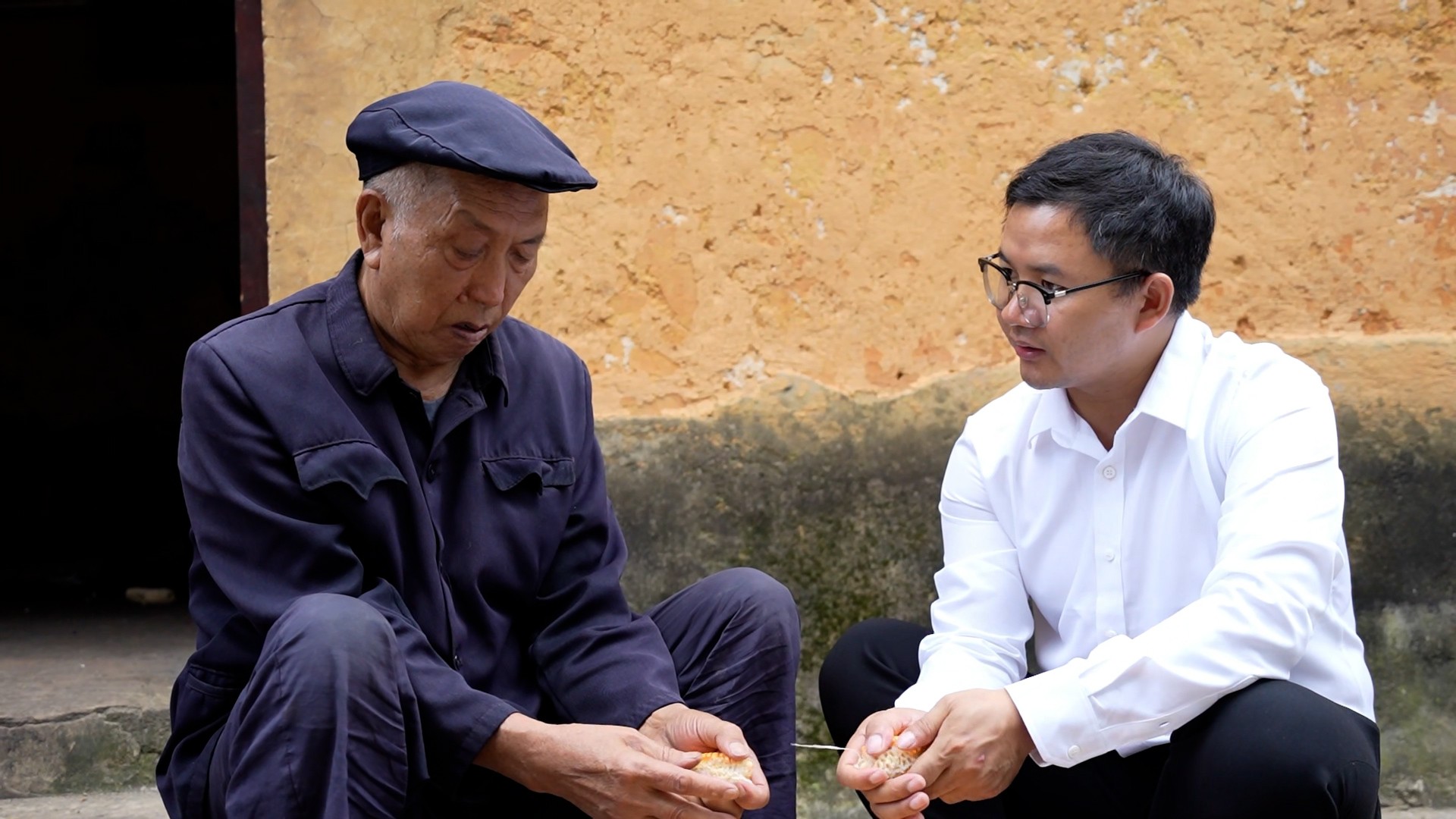 Anh Sờ Có Suy xuống từng hộ dân hỏi thăm sức khỏe người già, tuyên truyền, thông báo các chương trình cấp phát thuốc miễn phí cho dân trên đại bàn xã Y Tý. 3.jpg