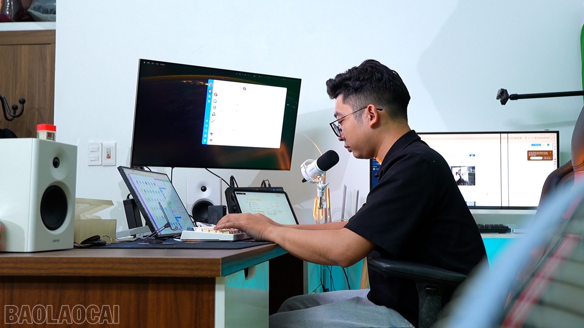 Nhiều người trẻ làm việc tại không gian sáng tạo số. baolaocai-bl_6.jpg