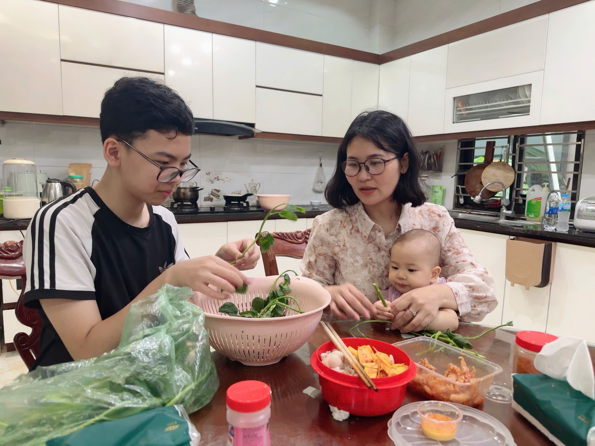 Chị Trang dạy con trai cách nhặt rau. z6679742678946-92855394b09f8226698a94de26cc37dc.jpg