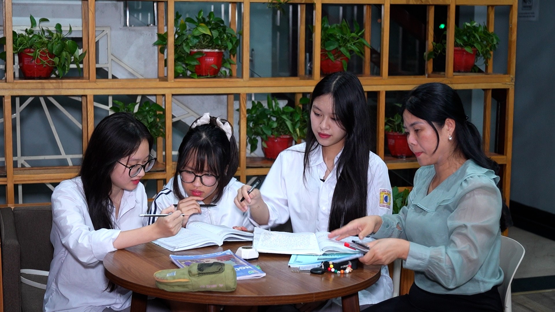 Cô giáo đồng hành cùng học trò trong mỗi bài học. t1.jpg