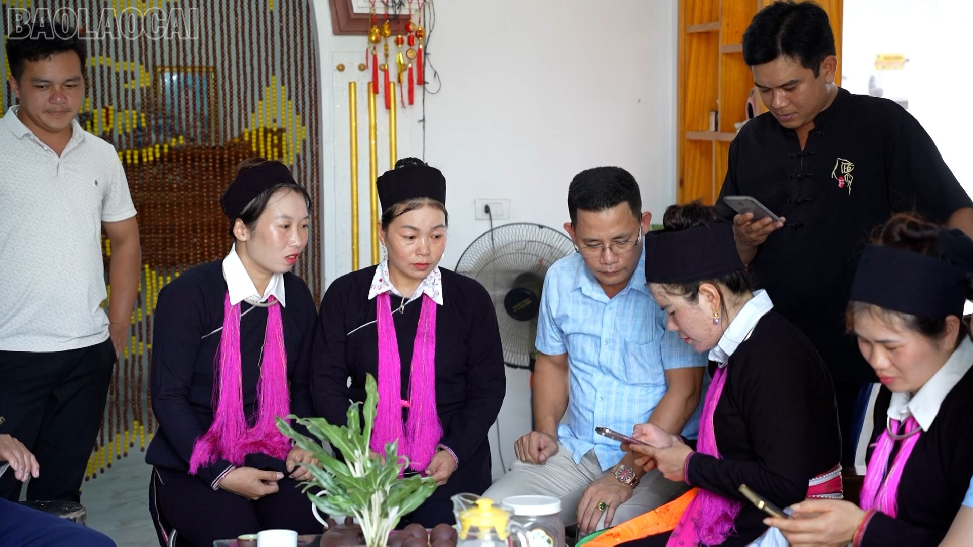 Ông Nguyễn Văn Thắng - Phó Giám đốc Trung tâm Phục vụ hành chính công xã Bảo Hà hướng dẫn bà con thôn 1 Nhai Tẻn truy cập dịch vụ công trực tuyến trên điện thoại. baolaocai-tl_13.jpg