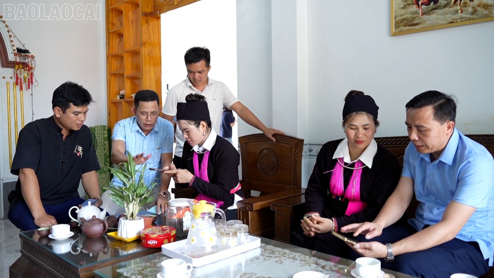 Bà con thôn 1 Nhai Tẻn, xã Bảo Hà tập trung học sử dụng dịch vụ công trực tuyến khi được cán bộ xã hướng dẫn. baolaocai-tl_19.jpg