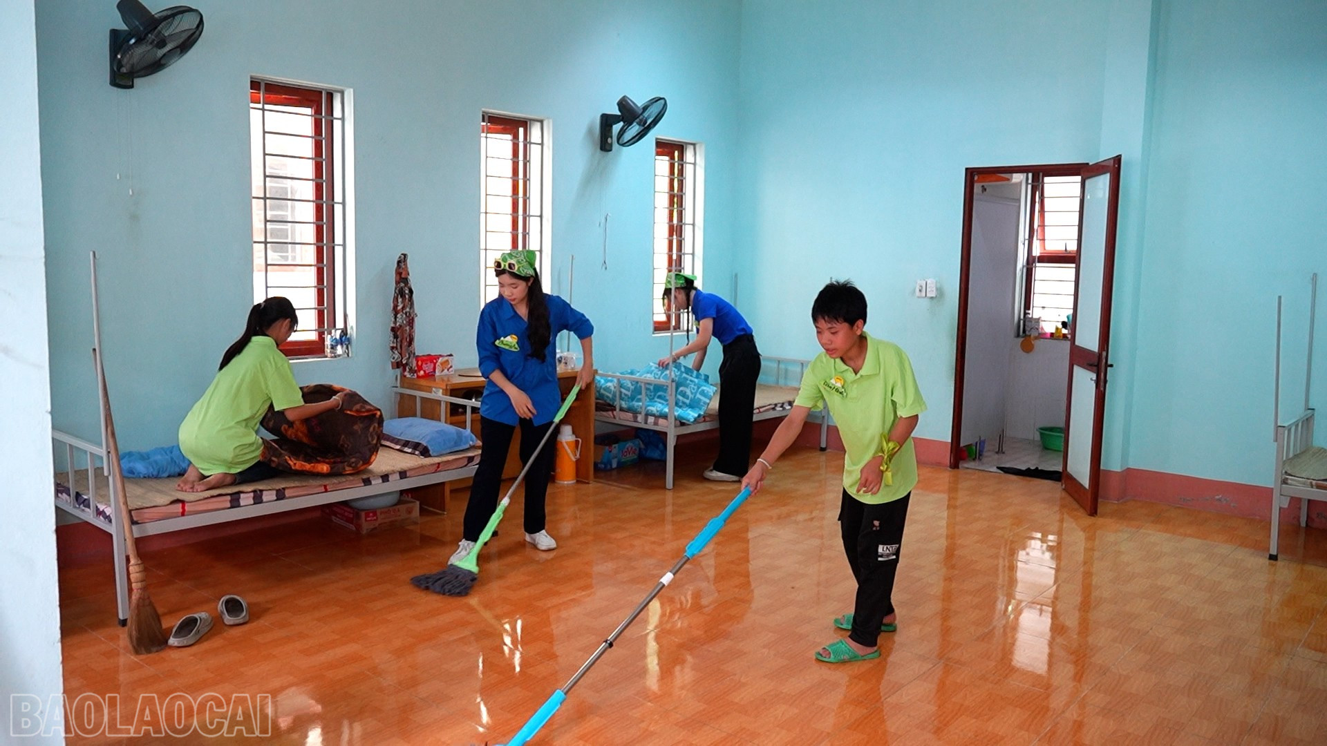 Các tình nguyện viên tham gia nấu ăn và vệ sinh phòng ở cho người già tại trung tâm. baolaocai-bl_12.jpg