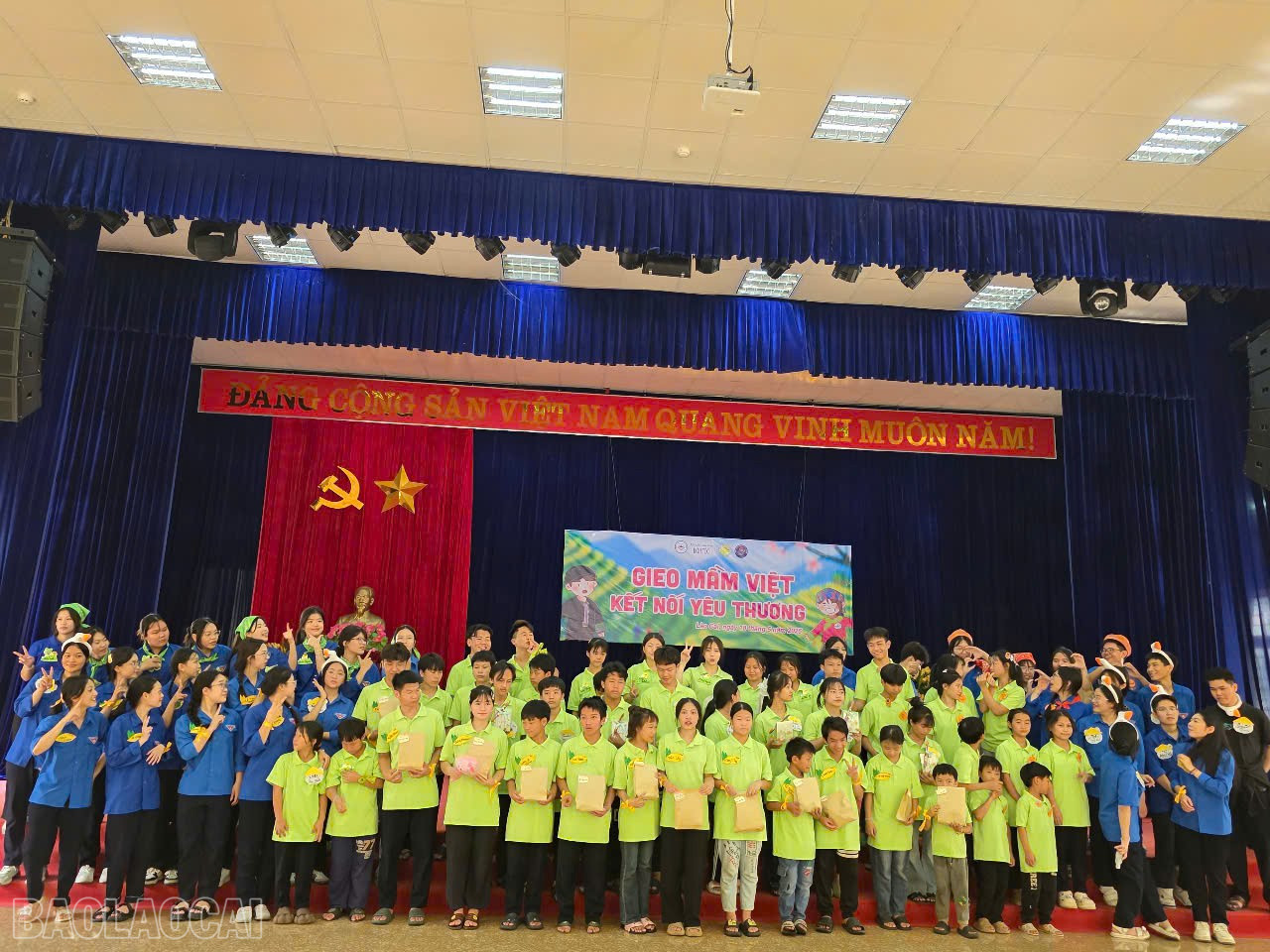 Các tình nguyện viên tặng quà cho học sinh tại trung tâm. baolaocai-bl_d2922e40855f3001694e.jpg