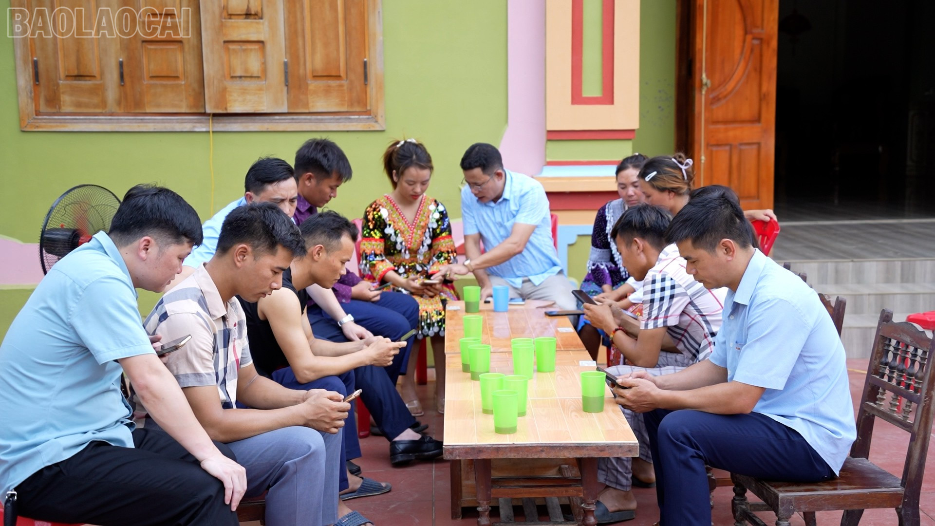 Đoàn cán bộ xã Bảo Hà kiểm tra và hướng dẫn từng bà con sử dựng dịch vụ công trực tuyến trên điện thoại tại thôn 2 Nhai Tẻn. baolaocai-tl_6.jpg