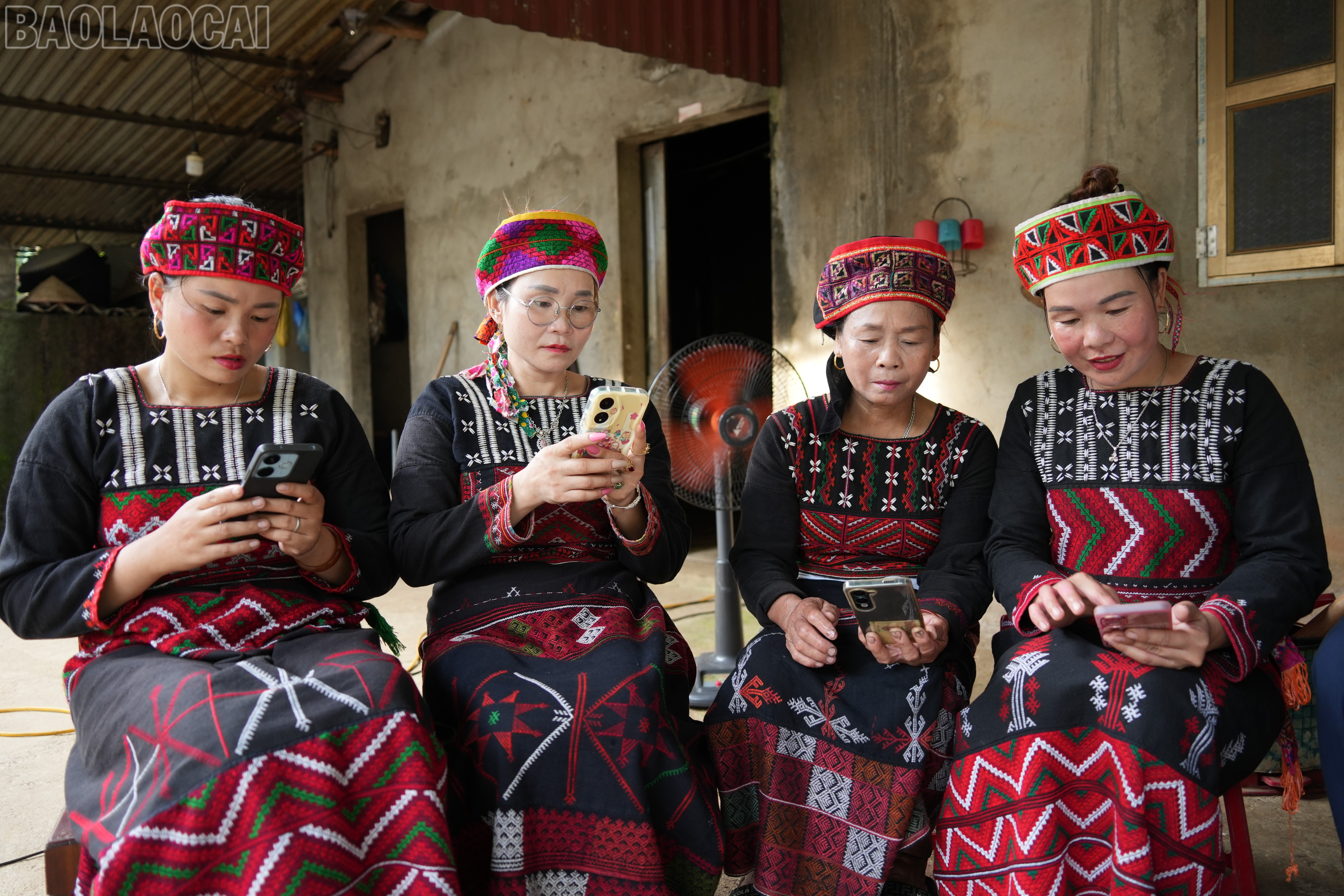 Nhờ được hướng dẫn, bà còn đã thành thạo sử dụng dịch vụ công trực tuyến trên điện thoại. baolaocai-tl_nam02427.jpg