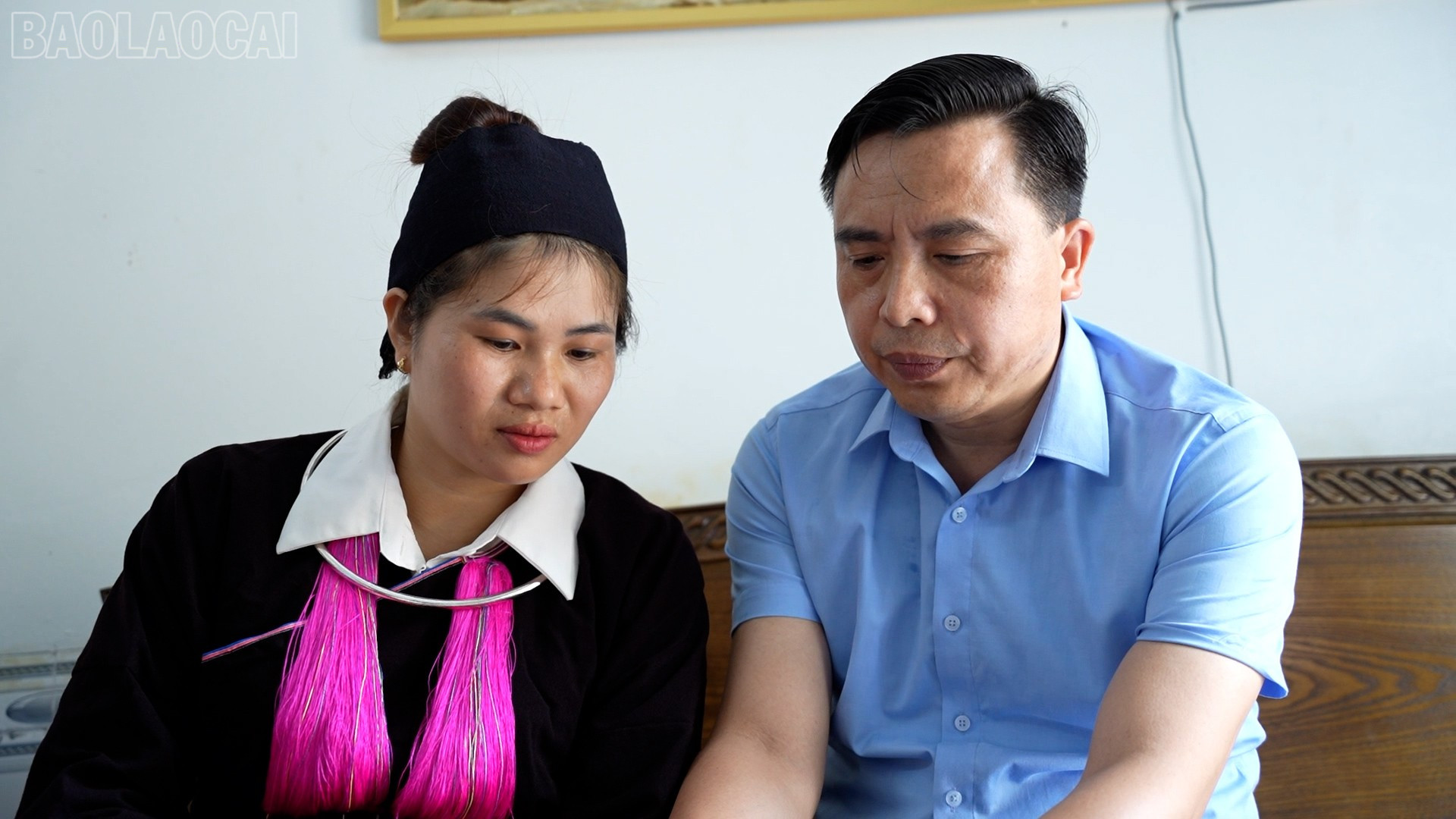 Ông Nguyễn Ngọc Thắng - Chủ tịch Ủy ban Mặt trận Tổ quốc Việt Nam xã Bảo Hà hướng dẫn bà con thôn 1 Nhai Tẻn truy cập dịch vụ công trực tuyến trên điện thoại. baolaocai-tl_14.jpg