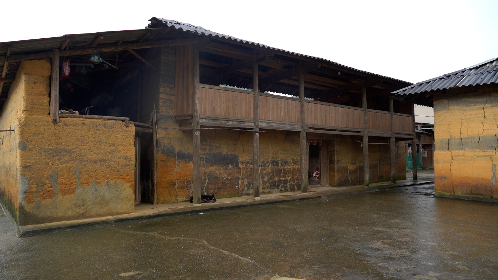 ท่ามกลางกำแพงดินของบ้านเรือนที่ชาวม้งสืบทอดกันมาหลายชั่วรุ่น ในบ้านโบราณแบบดั้งเดิมในหมู่บ้านโบราณซินเฉิง Giang A Khay ยังคงมุ่งมั่นและหลงใหลในการทำขลุ่ยม้ง mc.jpg