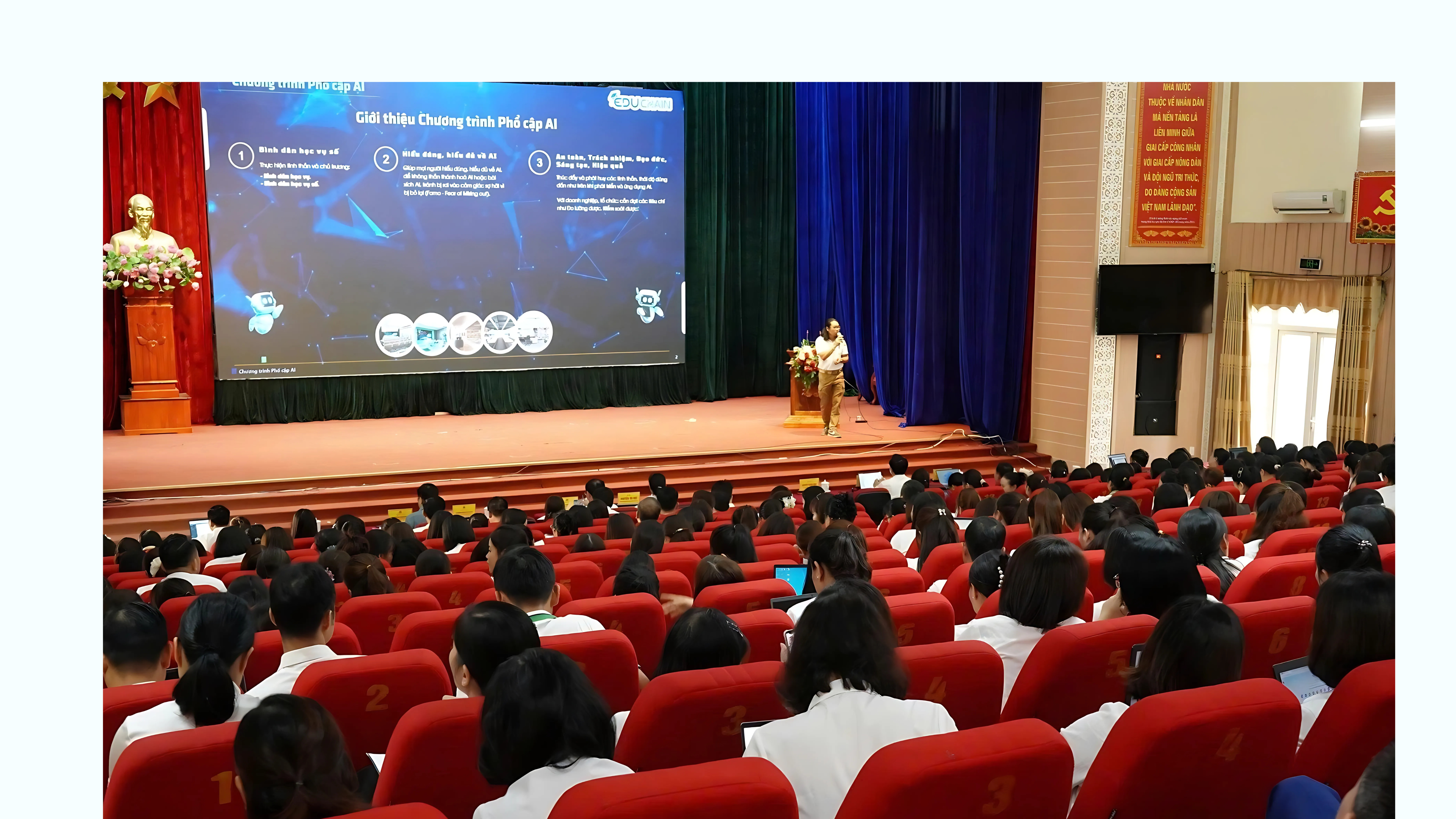 Quang cảnh lớp tập huấn black-minimalist-modern-ai-robot-presentation-3.png