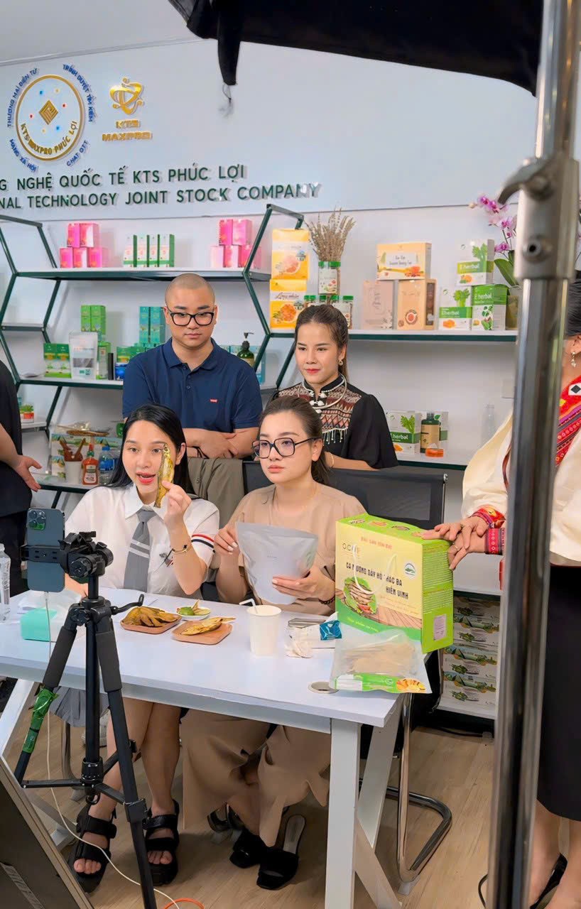 Người dân và doanh nghiệp sử dụng mạng xã hội để kinh doanh, giới thiệu sản phẩm địa phương. eb563bf407518f0fd6401.jpg