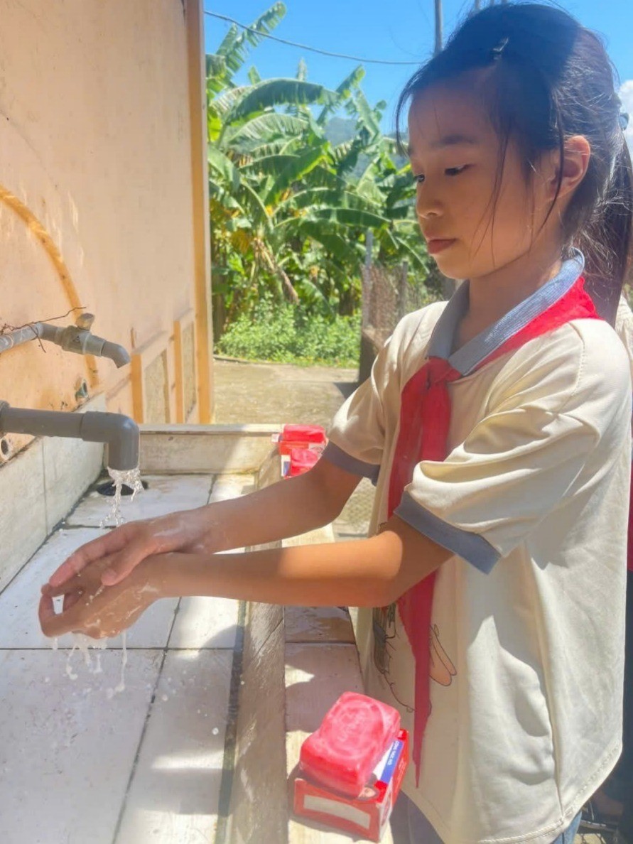 Học sinh rửa tay trước khi vào bữa ăn tại Trường Phổ thông Dân tộc Bán trú Tiểu học Nậm Xé. z7101367987197-f22413bbe8d119b15b7b5217f818007e-3116-8903.jpg