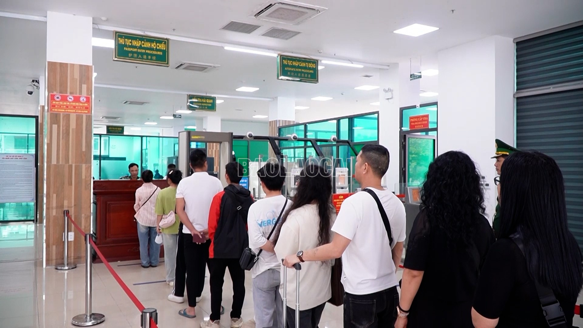 Du khách xếp hàng làm thủ tục nhập cảnh tại khu vực kiểm soát hộ chiếu Cửa khẩu Quốc tế Lào Cai. baolaocai-c_bp-1.jpg