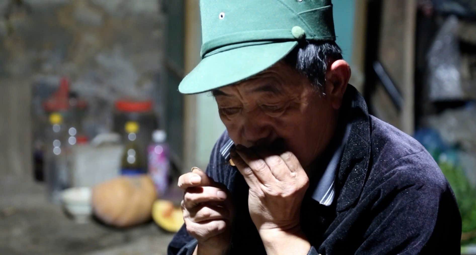 Mr. Giang A Thong is playing the mouth harp. z6726528267299-c8c39beb0398f67269a064732d3f5319.jpg