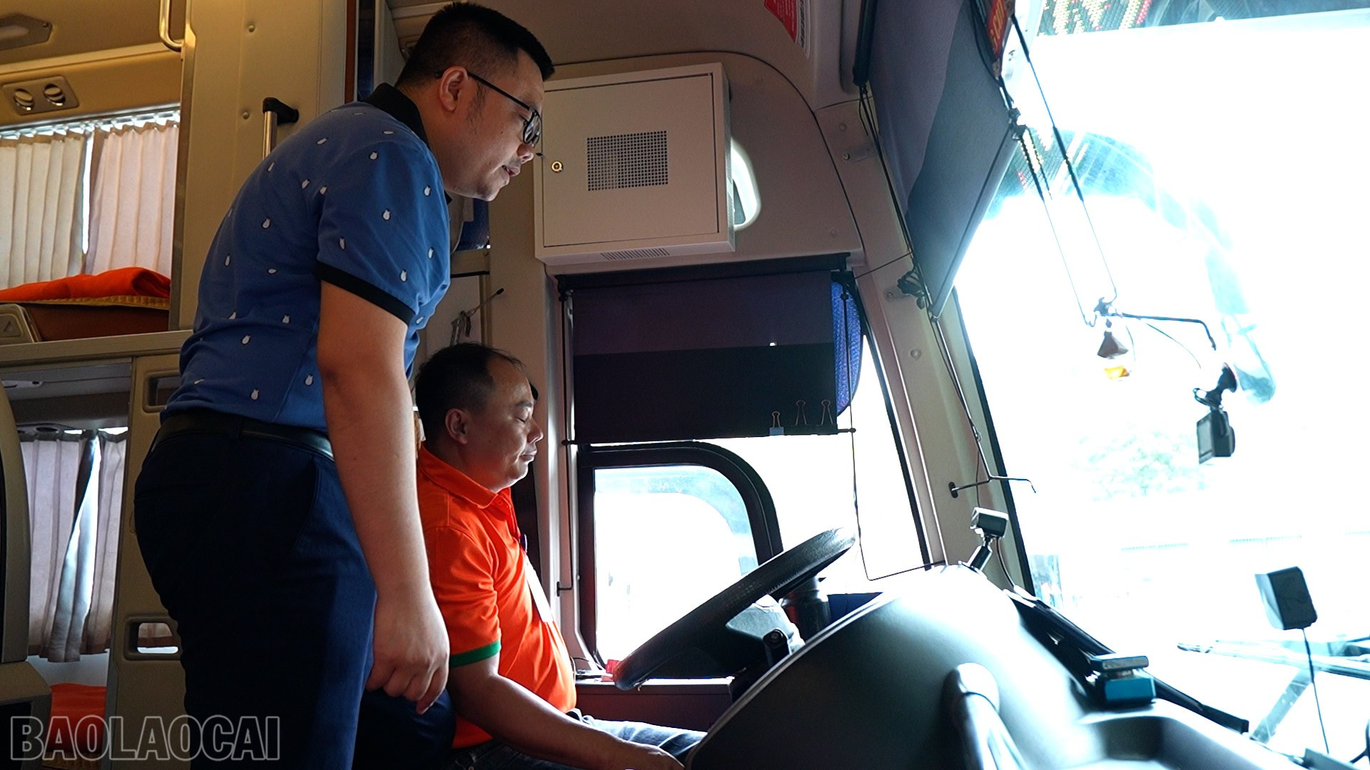 Quản lý điều hành cùng lái xe FUTA Hà Sơn theo dõi hệ thống giám sát trong khoang điều khiển. baolaocai-bl_34.jpg