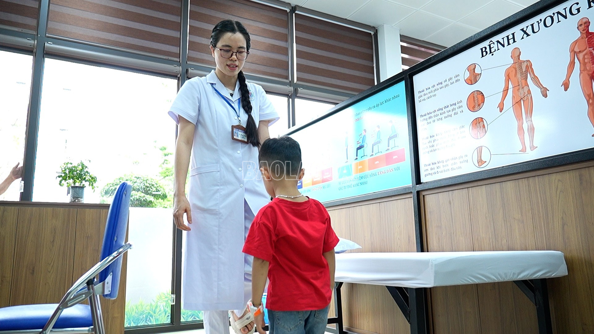Bác sĩ hướng dẫn bệnh nhi thực hiện bài tập phục hồi chức năng vận động baolaocai-c_1.jpg