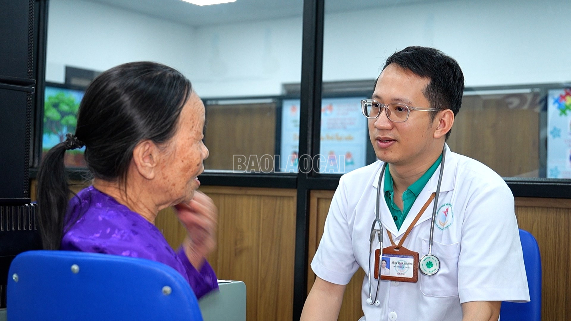 Bác sĩ tư vấn cho bệnh nhân cao tuổi về phác đồ điều trị phục hồi phù hợp với tình trạng sức khỏe hiện tại. baolaocai-c_10.jpg
