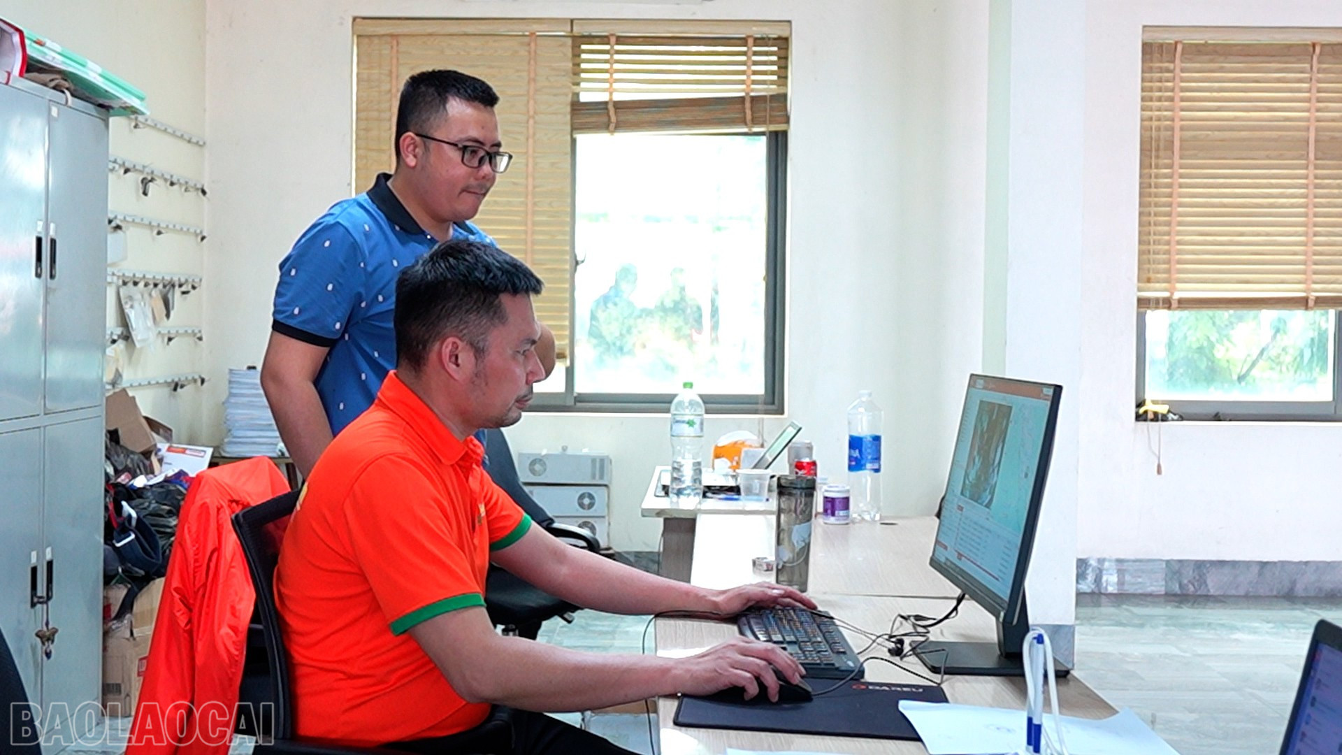 Nhân viên kỹ thuật FUTA Hà Sơn theo dõi hành vi lái xe theo thời gian thực qua hệ thống phần mềm. baolaocai-bl_23.jpg