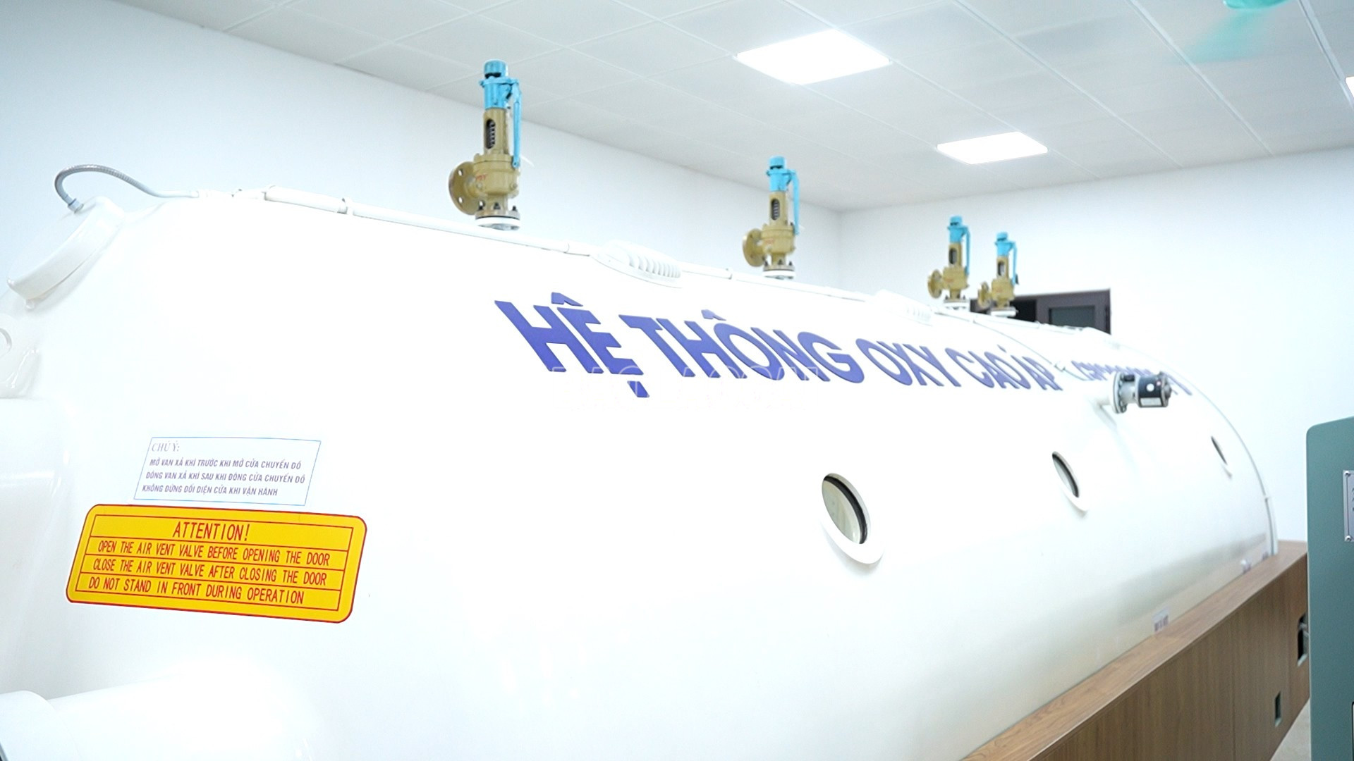 Hệ thống buồng oxy cao áp hiện đại tại Bệnh viện Phục hồi chức năng tỉnh giúp nâng cao hiệu quả điều trị nhiều loại bệnh lý mãn tính và phục hồi sau tổn thương. baolaocai-c_16.jpg