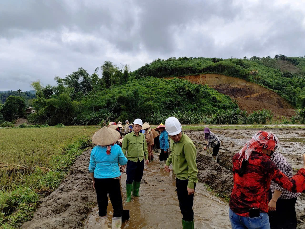Các đồng chí Bí thư Đảng ủy Ngô Hoài Linh và Chủ tịch UBND Nguyễn Khánh Toàn xã Võ Lao trực tiếp xuống cơ sở, có mặt tại những điểm thiệt hại nặng nề để chỉ đạo, động viên và phối hợp cùng lực lượng tại chỗ hỗ trợ bà con. 30dc2667ee9364cd3d82.jpg