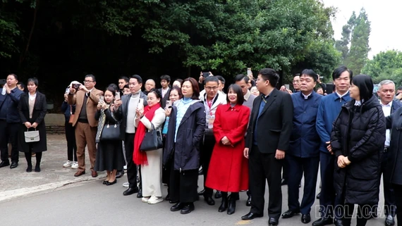 Đoàn đại biểu tỉnh Lào Cai tham quan, khảo sát địa điểm văn hóa, du lịch tại thành phố Di Lặc