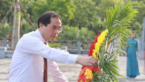 Đoàn đại biểu tỉnh Lào Cai dâng hương tưởng niệm Chủ tịch Hồ Chí Minh và các anh hùng liệt sĩ