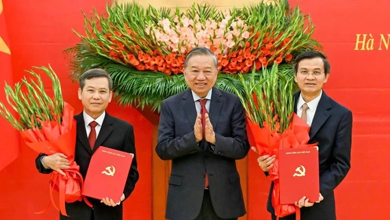 Bộ Chính trị công bố các quyết định về công tác cán bộ