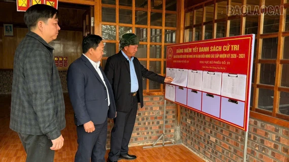 Đồng chí Sùng A Lềnh kiểm tra công tác chuẩn bị bầu cử tại xã Tả Van