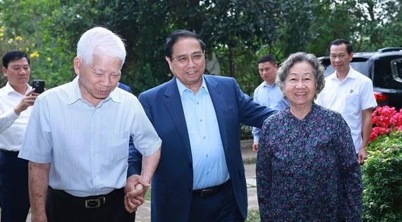 Thủ tướng Phạm Minh Chính thăm, chúc Tết nguyên lãnh đạo Đảng, Nhà nước và dâng hương các cố lãnh đạo Đảng, Nhà nước