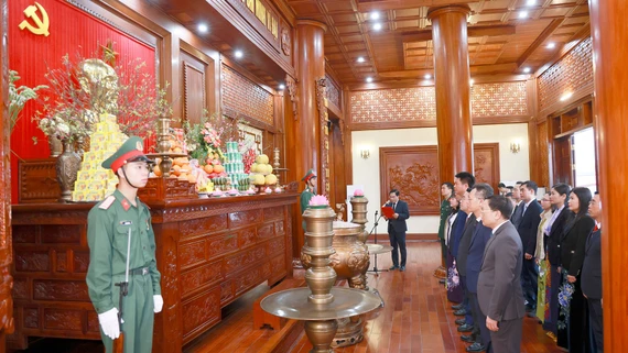 Chủ tịch UBND tỉnh Nguyễn Tuấn Anh dâng hương tại Khu tưởng niệm Chủ tịch Hồ Chí Minh và viếng Nghĩa trang liệt sĩ