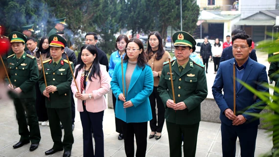 Đoàn công tác Bộ Tư lệnh Bộ đội Biên phòng và tỉnh Lào Cai dâng hương tưởng niệm các Anh hùng liệt sĩ tại Đồn Biên phòng Pha Long