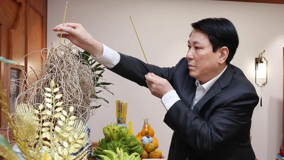 Chủ tịch nước Lương Cường thắp hương tưởng nhớ nguyên lãnh đạo Đảng, Nhà nước