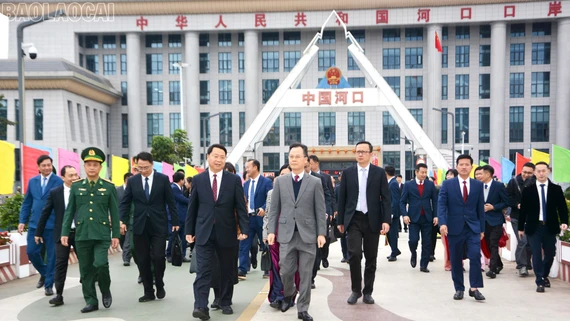 Lào Cai đón Đoàn đại biểu Châu Hồng Hà dự Chương trình Giao lưu văn nghệ Chào Xuân qua biên giới