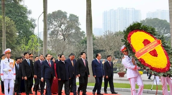 Lãnh đạo Đảng, Nhà nước và TP Hà Nội dâng hương tại Nghĩa trang Mai Dịch
