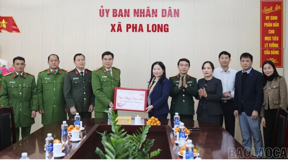 Phó Chủ tịch UBND tỉnh Vũ Thị Hiền Hạnh thăm, chúc tết Công an xã và các gia đình chính sách xã Pha Long