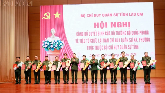 Bộ Chỉ huy Quân sự tỉnh công bố quyết định tổ chức lại Ban chỉ huy quân sự xã, phường