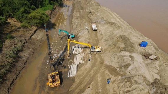 Gấp rút thi công kè sông Hồng đoạn qua xã Bảo Thắng