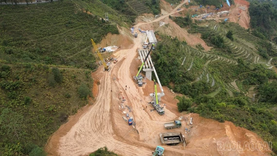 Nhộn nhịp thi công Tỉnh lộ 155 ngày cận Tết