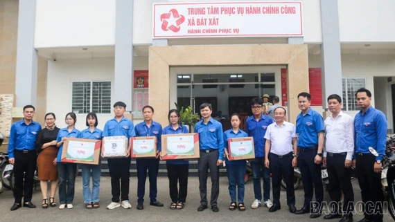 Thăm, tặng quà thanh niên tình nguyện hỗ trợ vận hành chính quyền địa phương hai cấp tại các xã Bát Xát, Trịnh Tường