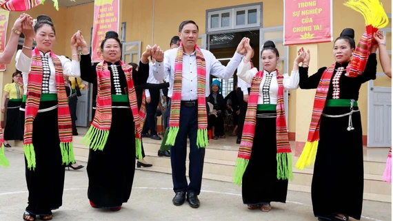 Đồng chí Phó Bí thư Thường trực Tỉnh ủy Hoàng Giang dự Ngày hội Đại đoàn kết tại Tổ dân phố Nậm Tọ, phường Cầu Thia